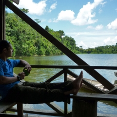 Relajándose junto a un lago en el Amazonas