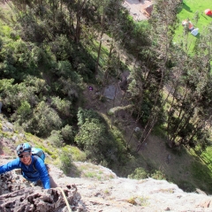 En el segundo largo de una ruta de escalada en Suesca