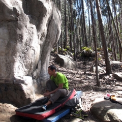 Getting ready to solve a boulder problem in Sutatausa