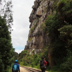 Caminando por la base del farallón de Suesca