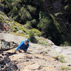 En el segundo largo de una ruta de escalada en Suesca