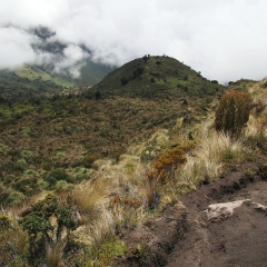 Caminando a lo largo de una cresta alta